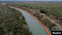 资料照片：无人机航拍在格兰德河一处河段设置的水上障碍，以阻止移民从墨西哥非法越境进入德克萨斯州布朗茨维尔。(2026年1月30日)