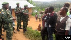 Militaires congolais conseillant la population à Miriki, au nord de Goma, dans l'est de la République Démocratique du Congo, 7 janvier 2016.