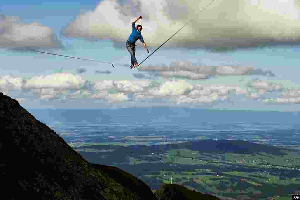 Daniel Laruelle de Sudáfrica camina sobre una cuerda en el evento Highline Extreme en el pico Moleson, en el oeste de Suiza, el 15 de septiembre de 2017.