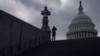 FOTO DE ARCHIVO: Un hombre usa su teléfono móvil cerca del Capitolio de EEUU en Washington D.C., el 10 de enero de 2024. REUTERS/Nathan Howard 