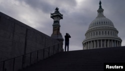 FOTO DE ARCHIVO: Un hombre usa su teléfono móvil cerca del Capitolio de EEUU en Washington D.C., el 10 de enero de 2024. REUTERS/Nathan Howard 