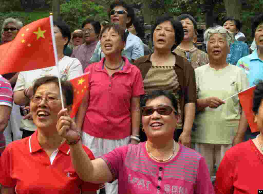 北京景山公园里的红歌团队