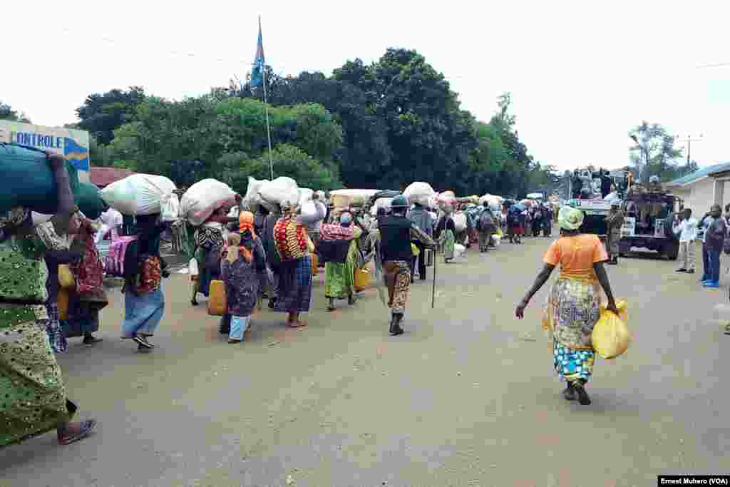 Des refugiés burundais encadrés par les Casques bleus quittent Kamanyola, RDC, le 7 mars 2018 (VOA/Ernest Muhero)