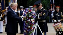 El presidente Donald Trump coloca una ofrenda floral en la tumba del soldado desconocido en el cementerio de Arlington en Virginia.