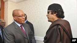 Shugaban Afirka ta kudu Jacob Zuma yake hanu da shugaba Gadhafi,kamin taro d a suka yi cikin watan jiya a Tripoli.