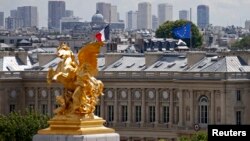 7月28日，法国外交部为空难遇难者降半旗致哀