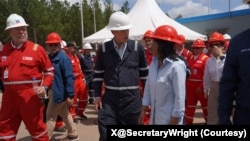 کریس رایت، وزیر انرژی امریکا با دیلسی رودریگز، رهبر موقت ونزویلا، از پالایشگاه‌های نفت ونزویلا دیدار کرد.