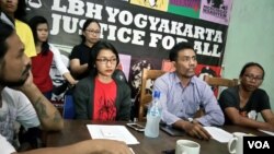 Andina Septia (kiri berkaca mata dan berkaos merah) dari komunitas perempuan Kolektif Betina dan Direktur LBH Yogyakarta Hamzal Wahyudin memberikan keterangan pers tentang intimidasi dan pembubaran paksa workshop musik Lady Fast, di kantor LBH Yogyakarta 