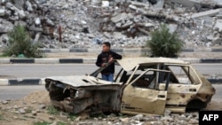 En la toma se ve a un niño palestino en los restos de un automóvil, en el campo de refugiados de Bureij, en el centro de la Franja de Gaza, el 7 de febrero de 2025.