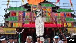 香港長洲太平清醮飄色巡遊 諷刺逃犯修例明日大嶼