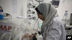 Ella Sarsak, bayi berusia dua bulan dirawat di inkubator di Rumah Sakit Patient Friend di Kota Gaza, akibat cuaca dingin, Selasa, 25 Februari 2025. (Foto: Jehad Alshrafi/AP Photo)