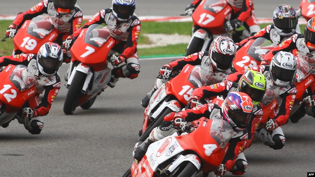 Pebalap Indonesia, Afridza Munandar (motor nomor 4), memacu motornya dalam ajang Idemitsu Asia Talent Cup race di sirkuit Sepang International Circuit. Munandar meninggal setelah mengalami kecelakaan dalam laga tersebut di Malaysia, 2 November 2019. (Foto