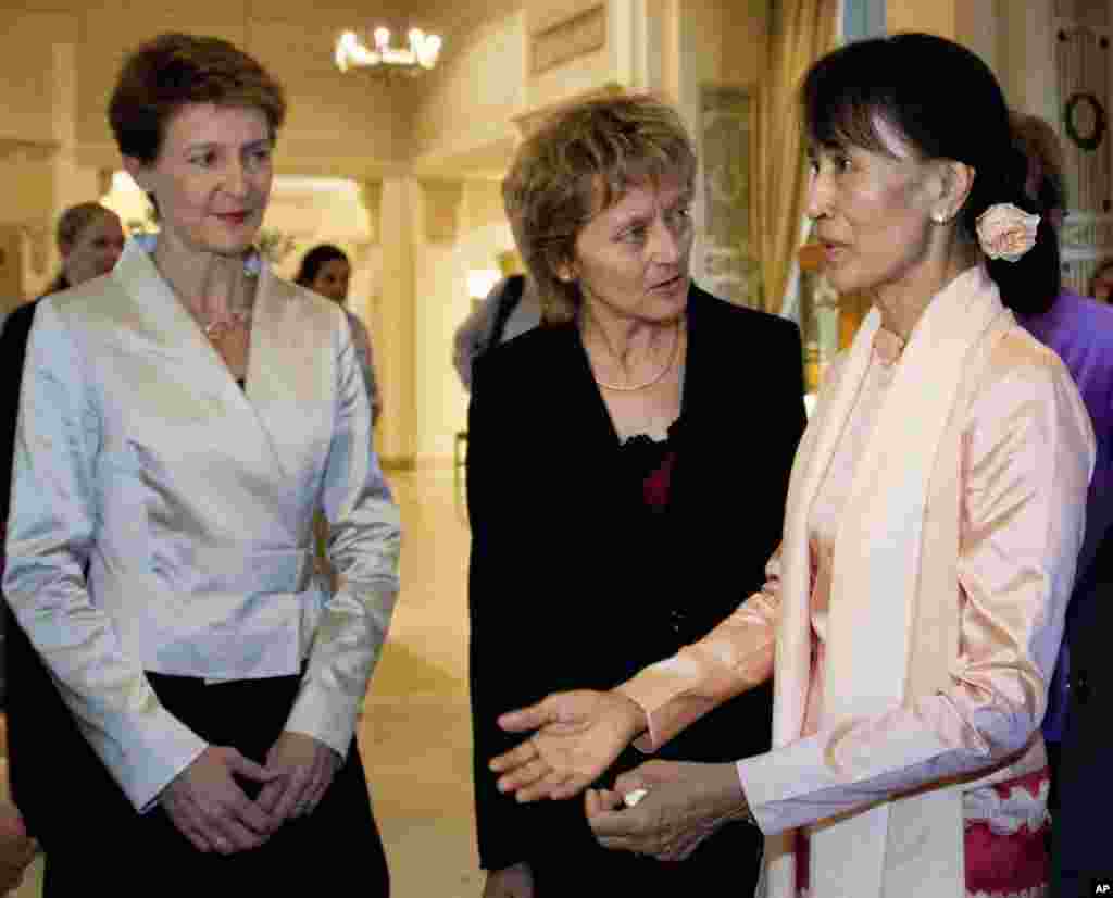 Swiss Federal Councillor Simonetta Sommaruga, left Swiss President Eveline Widmer-Schlumpf, center, and Burmese opposition leader Aung San Suu Kyi, in Bern, Switzerland, June 14, 2012.