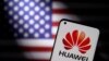 Smartphone dengan logo Huawei terlihat di depan bendera AS dalam ilustrasi yang diambil pada 28 September 2021. (Foto REUTERS/Dado Ruvic)