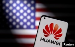 Ilustracija: Pametni telefon sa Huawei logom se vidi ispred američke zastave na ovoj ilustraciji