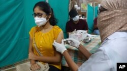 Seorang warga menerima vaksinasi COVID-19 di Hyderabad, India, 11 Juni 2021. 