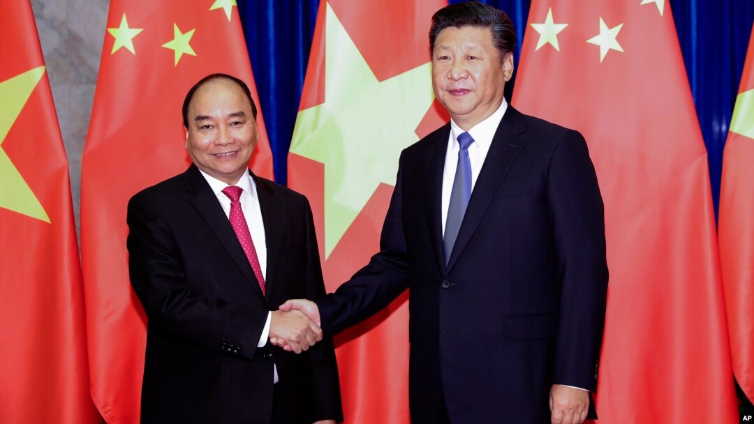 Ông Nguyễn Xuân Phúc trong một cuộc gặp với Chủ tịch Tập hồi năm 2016.