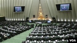 Suasana sidang parlemen Iran (foto: dok). Parlemen Iran menyetujui RUU pengurangan hubungan diplomatik dengan Inggris.