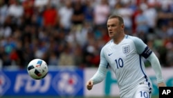 Wayne Rooney de l'Angleterre contrôle le ballon lors du match de football du Groupe B entre l'Angleterre et le Pays de Galles lors de l’Euro 2016 au stade Bollaert de Lens, le jeudi 16 juin 2016. 
