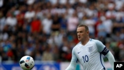 Wayne Rooney, lors d'un match du groupe B entre l'Angleterre et le Pays de Galles, à Lens, France, jeudi 16 juin, 2016. (AP Photo/Darko Vojinovic)