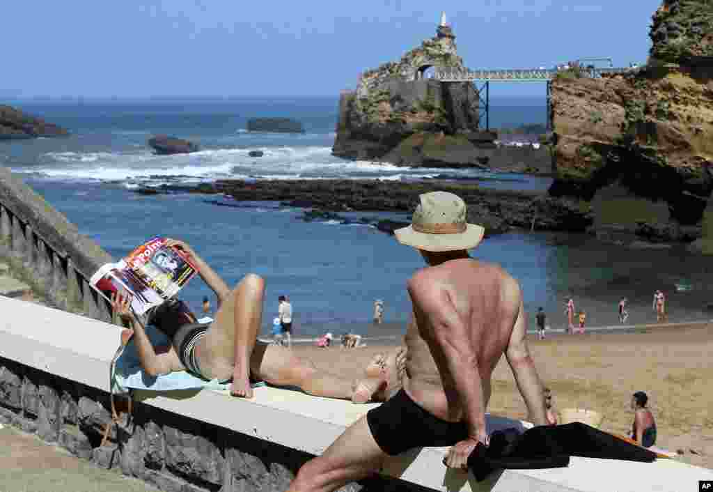 프랑스 남서부 비아리츠 비외 포트 해변에서 시민들이 일광욕을 즐기고 있다.