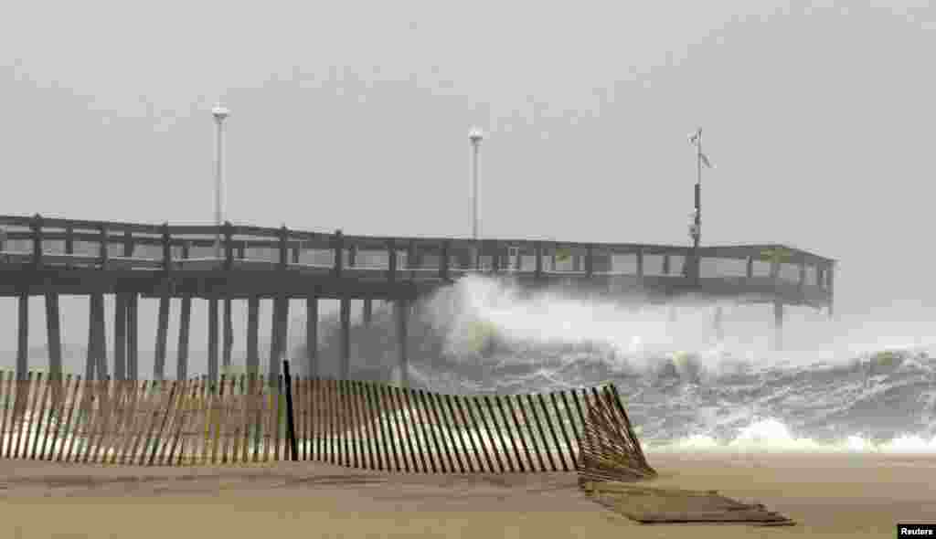 Những cơn s&oacute;ng lớn đập v&agrave;o cầu t&agrave;u ở thị trấn Nags Head, tiểu bang North Carolina, ng&agrave;y 28/10/2012.