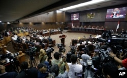 Panel Hakim pada sidang pertama sengketa hasil pilpres di Mahkamah Konstitusi, Jakarta, 14 Juni 2019 sebagai ilustrasi. (Foto: Achmad Ibrahim/AP)