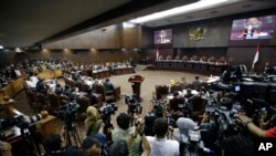 Panel Hakim pada sidang pertama sengketa hasil pilpres di Mahkamah Konstitusi, Jakarta, 14 Juni 2019. MK dijadwalkan akan membacakan putusan pada 28 Juni 219. (Foto: Achmad Ibrahim/AP)