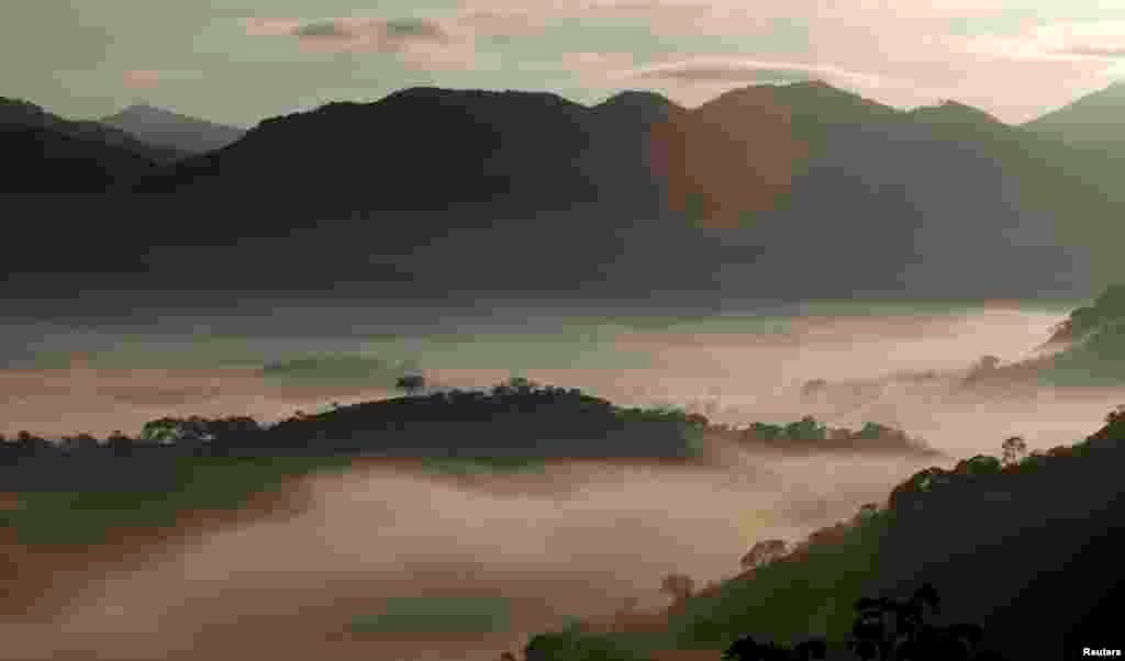 브라질 미나스 제라이스 주 곤살베스 지역 산이 안개로 뒤덮여 있다.