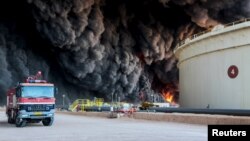 Sebuah tanki minyak meledak dalam pertempuran di kota Ras Lanuf, Libya (foto: ilustrasi).