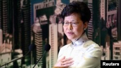 La jefa ejecutiva de Hong Kong, Carrie Lam, señaló que adoptó la decisión frente a la amplia inconformidad pública hacia la iniciativa.