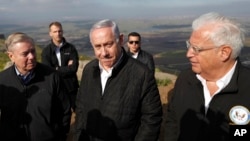 ARSIP – PM Israel, Benjamin Netanyahu, tengah, Senator AS Lindsey Graham, kiri, dan Dubes AS untuk Israel, David Friedman, kanan, mengunjungi Dataran Tinggi Golan yang diduduki Israel, 11 Maret 2019 (foto: Ronen Zvulun/Pool via AP)