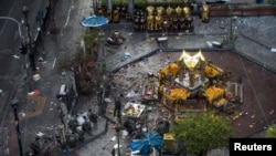L'enquête se poursuit sur le site de l'attentat contre le sanctuaire d'Erawan (Reuters)