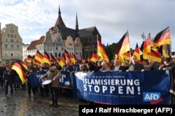 Rostock'ta "İslamlaşmayı durdurun" pankartı taşıyan AfD göstericileri