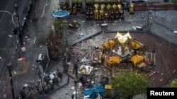 Para penyelidik tengah memeriksa lokasi ledakan di Erawan shrine, pusat kota Bangkok, Thailand (18/8).