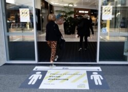 지난 8일 뉴질랜드 크리스트처치의 한 쇼핑몰 입구에 '사회적 거리 두기' 안내문이 붙어있다.