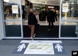 지난 8일 뉴질랜드 크리스트처치의 한 쇼핑몰 입구에 '사회적 거리 두기' 안내문이 붙어있다.