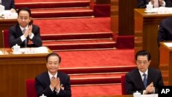 2012年3月11日，令計劃(坐在溫家寶後面)和胡錦濤、溫家寶一起出席中國人大會議。