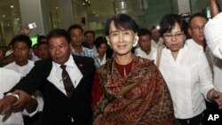 Pemimpin oposisi Burma, Aung San Suu Kyi, tiba di bandara internasional Yangon (3/6) dari lawatan pertamanya ke Thailand.