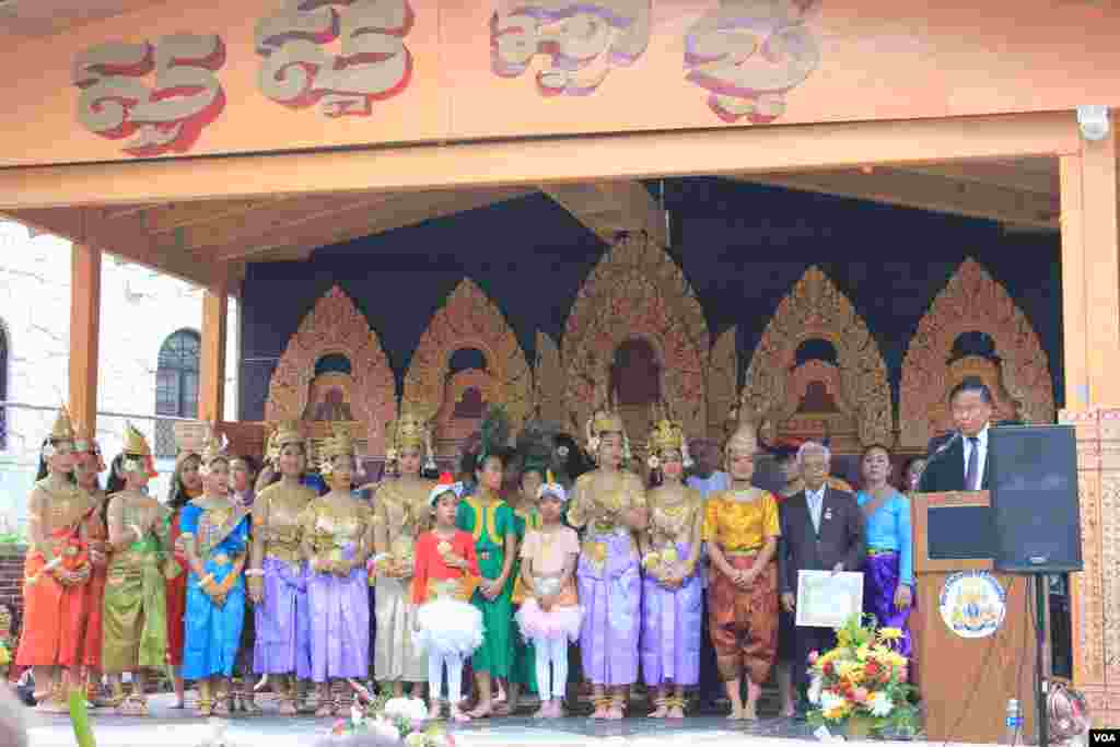 ពានរង្វាន់មេដាយមាសស្ថាបនាជាតិរបស់រាជរដ្ឋាភិបាលកម្ពុជា ផ្ដល់ជូនលោក ទេស សារឿម ប្រធានសមាគមមរតកខ្មែរនៅសហរដ្ឋអាមេរិក ក្នុងកម្មវិធីចូលឆ្នាំខ្មែរ នៅរដ្ឋធានីវ៉ាស៊ីនតោន កាលពីថ្ងៃអាទិត្យ ទី៣០ ខែមេសា ឆ្នាំ២០១៧។ (ភី សុភាដា/VOA)