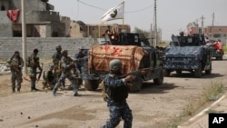 Iraqi security forces attack Islamic State extremists during clashes to regain the city of Tikrit, 80 miles (130 kilometers) north of Baghdad, March 30, 2015.
