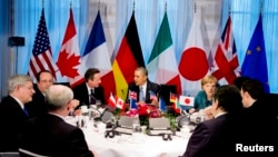 바락 오바마 미국 대통령이 24일 네덜란드 헤이그에서 주요 7개국 정상들과 우크라이나 사태 대응 방안을 논의하고 있다.
