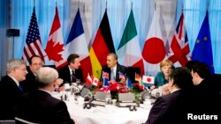 Barack Obama, al centro, durante la reunión en La Haya del G-7 con los presidentes del Consejo y la Comunidad Europea.