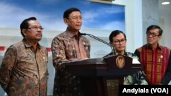 Menkopolhukam Wiranto memberikan keterangan kepada pers tentang telah ditadatanganinya Perpres nomor 87 tahun 2016 oleh Presiden Joko Widodo, di kantor Presiden Jakarta, Jumat, 21 Oktober 2016 (Foto: VOA/Andylala)