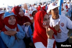 Supporters of Cambodia's Prime Minister Hun Sen attend a campaign rally in Phnom Penh, June 2, 2017.