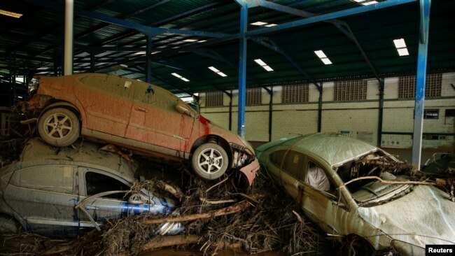 Vehículos dañados en la planta de ensamblaje de automóviles de la compañía china Chery, que fue afectada por inundaciones devastadoras luego de fuertes lluvias, en Las Tejerias, estado de Aragua, Venezuela, el 10 de octubre de 2022. REUTERS/Leonardo Fernandez Viloria