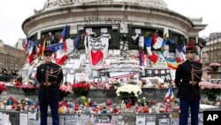 Des gardes sur la place de la République à Paris, le 10 janvier 2016, pour commémorer les victimes des attentats de janvier 2015. (Yoan Valat, via AP Pool)