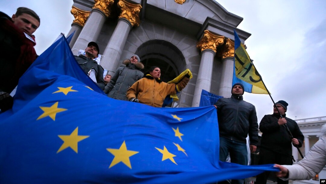 Para demonstran Ukraina membentangkan bendera Uni Eropa di ibukota Kiev untuk memrotes keputusan pemerintah Ukraina yang menolak perjanjian dengan Uni Eropa (26/11). 