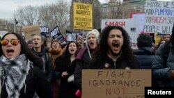 Personas participan en una protesta contra la política de inmigración del presidente de EE. UU. Donald Trump en la ciudad de Nueva York, el 11 de febrero de 2017