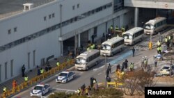 韩国从武汉撤侨的飞机抵达金浦国际机场后撤回的韩国人乘坐大巴车离开机场。（2020年1月31日）
